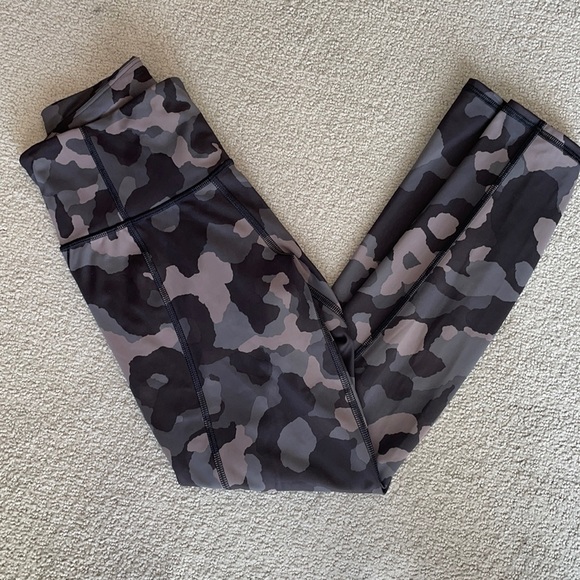 Athleta | Lightning Camo 7/8 Tight (XS) - Picture 2 of 3